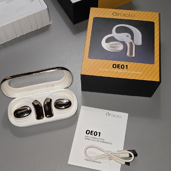 (001) Oraolo Wireless Earbuds in Black and White